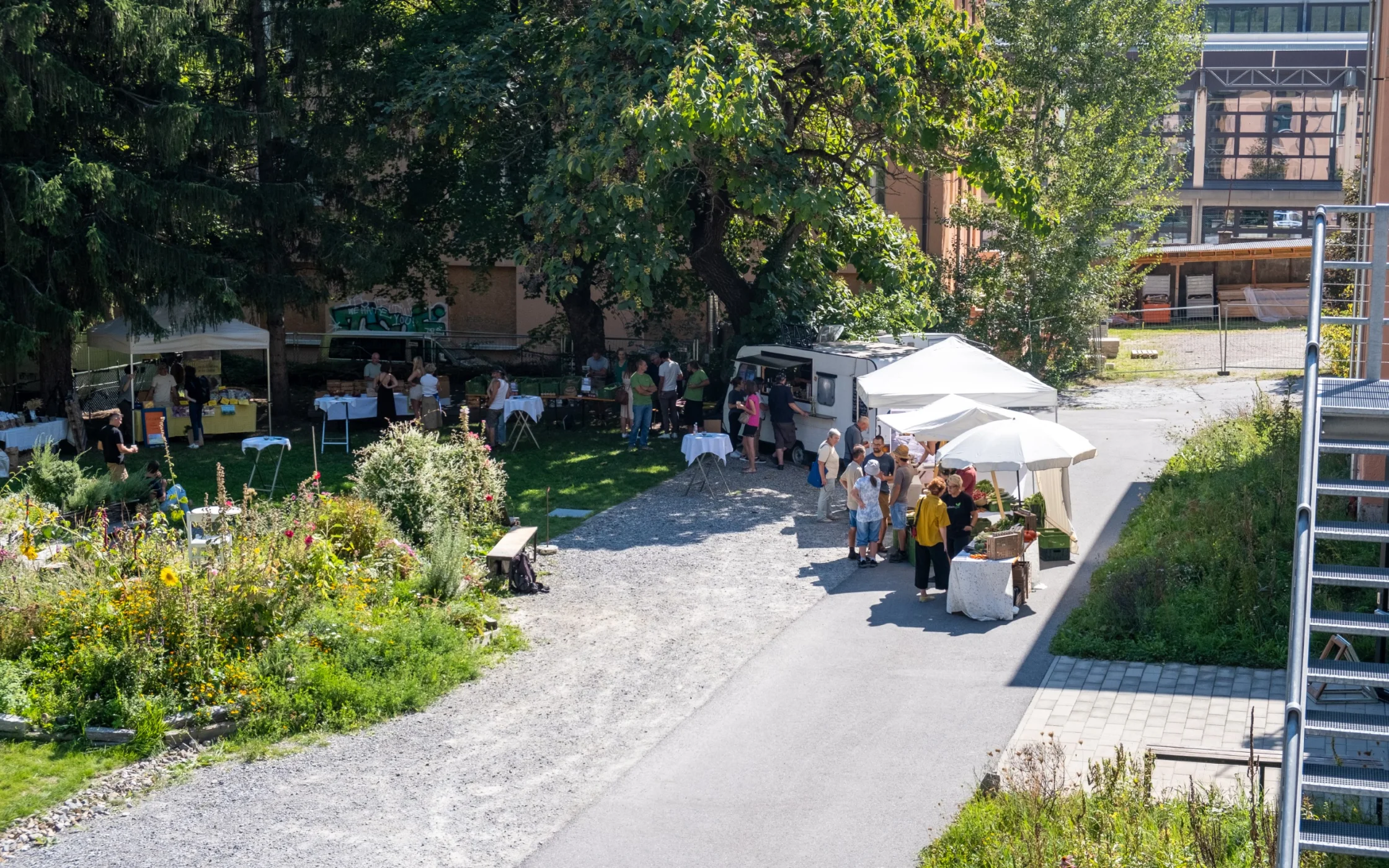 Informationsmarkt im BASIS- Garten 2 Benutzerdefiniert.jpg